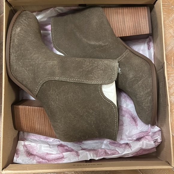 New Jessica Simpson Sadora Olive Taupe Split Suede Block Heel Ankle Boots - Picture 3 of 11